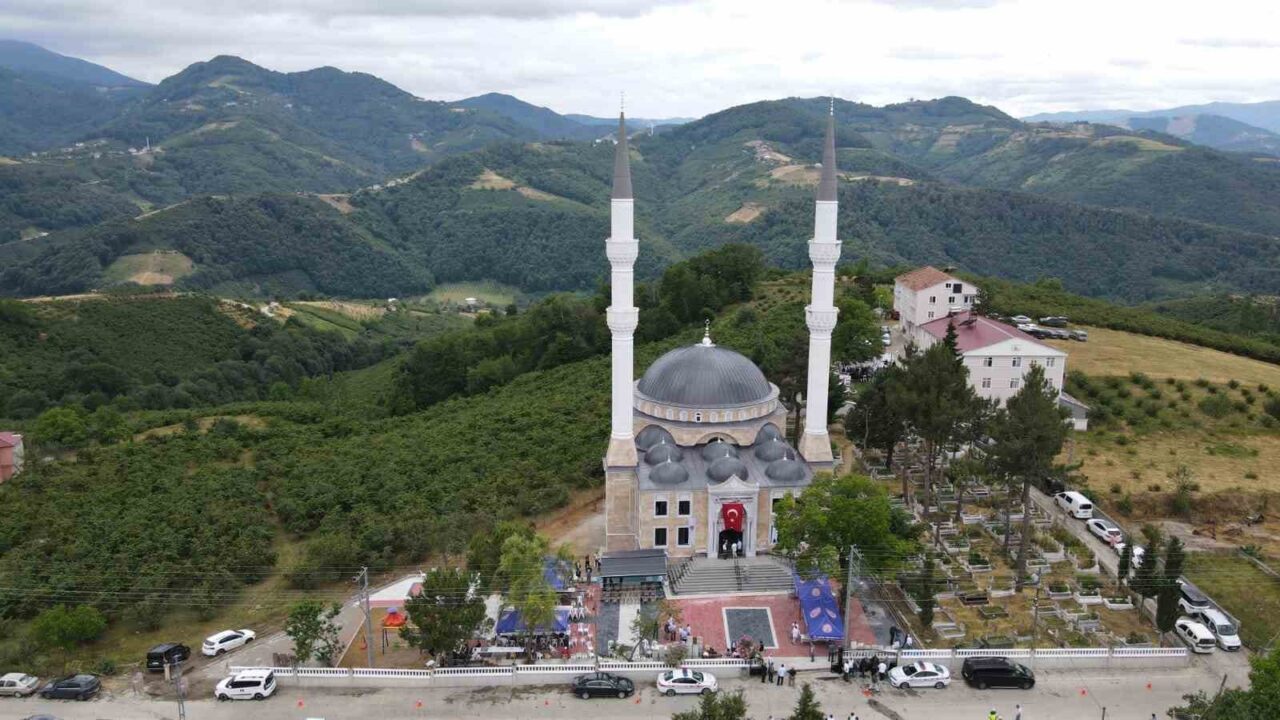 Samsun'un Bafra ilçesindeki Darboğaz Hz. Ebubekir Camisi, eski İçişleri Bakanı