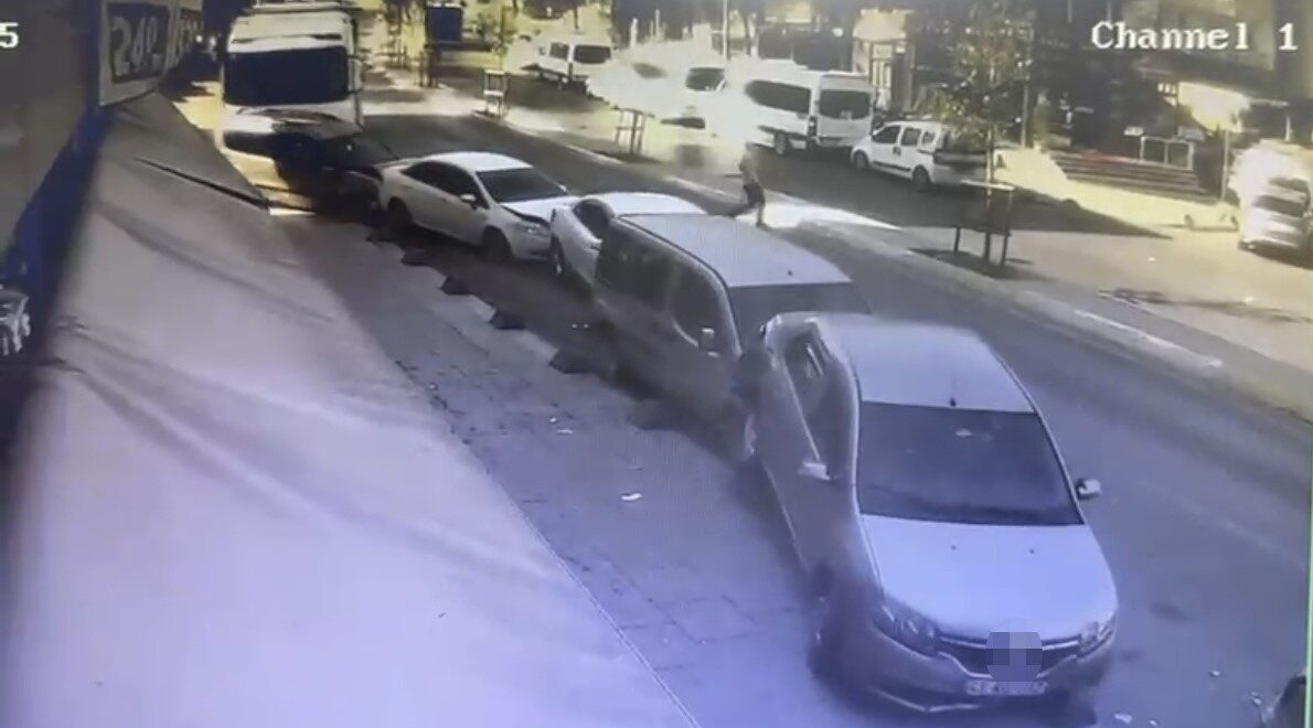 Sultanbeyli'de T.Ç. yönetimindeki tır, bir taksiyle çarpıştıktan sonra yokuş aşağı