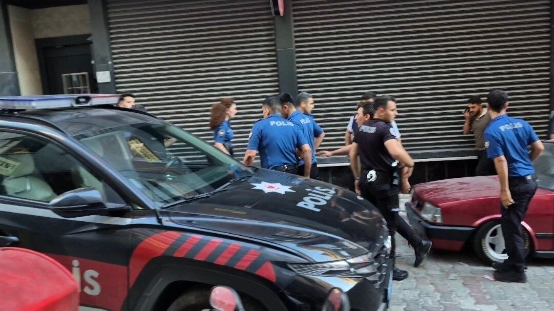 Sultangazi'de S.U. isimli şahıs, devriye gezen polis ekiplerine bıçakla saldırdı.