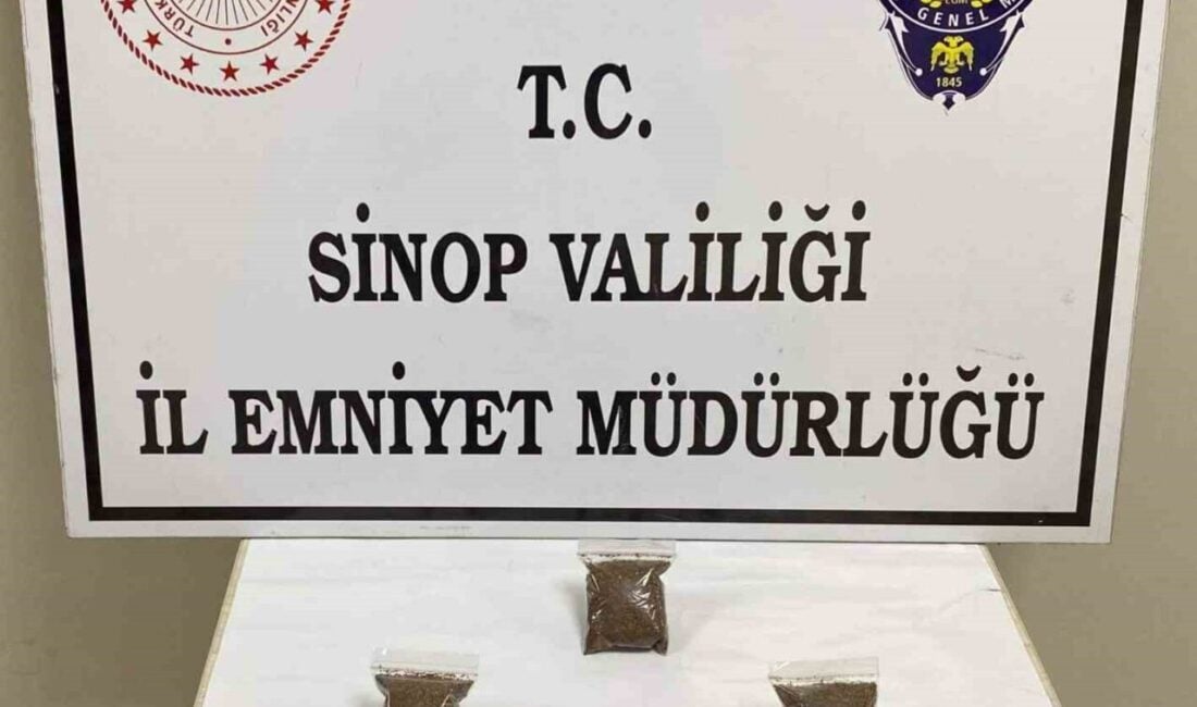 Sinop'ta narkotik ekipleri, şüpheli bir kişiyi durdurarak üzerinde 38,42 gram