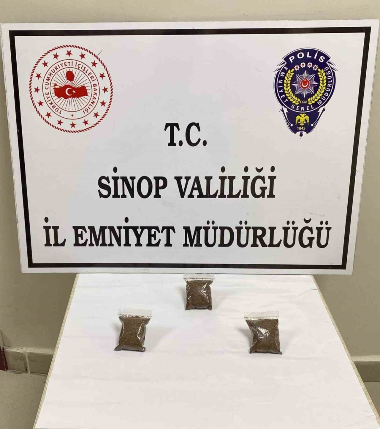 Sinop'ta narkotik ekipleri, şüpheli bir kişiyi durdurarak üzerinde 38,42 gram