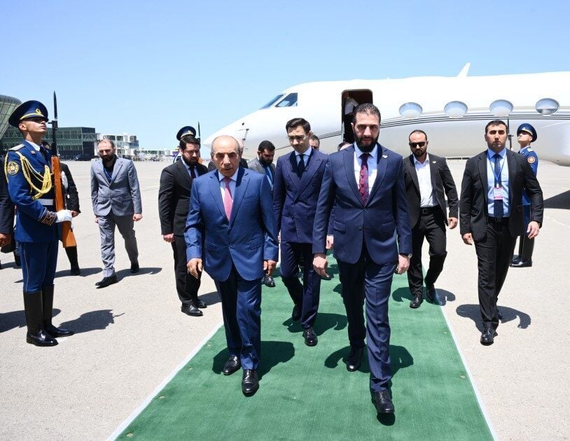 Suriye Devlet Başkanı Ahmed eş-Şara, resmi ziyaret için Bakü’ye geldi.