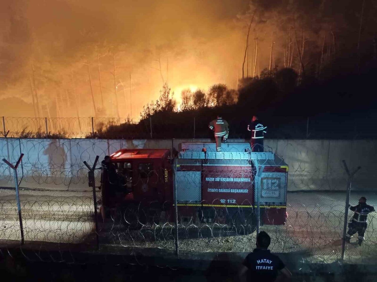 Hatay'ın Yayladağı ilçesinde, Suriye'nin Lazkiye bölgesindeki orman yangını nedeniyle müdahale