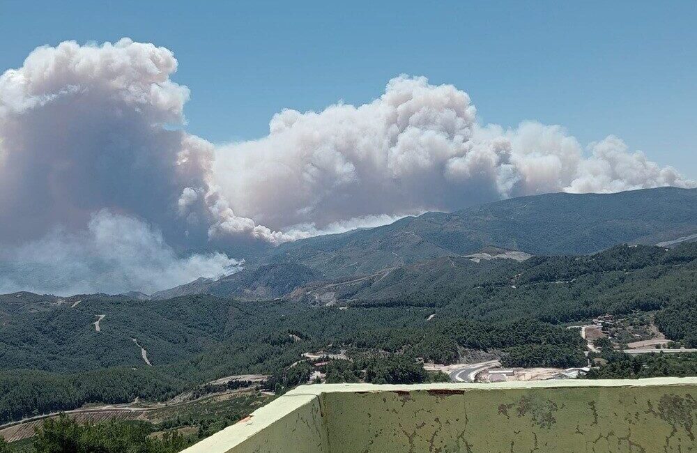 Suriye’nin Lazkiye kentindeki orman yangını, Hatay’a yaklaşırken Hatay Büyükşehir Belediyesi,