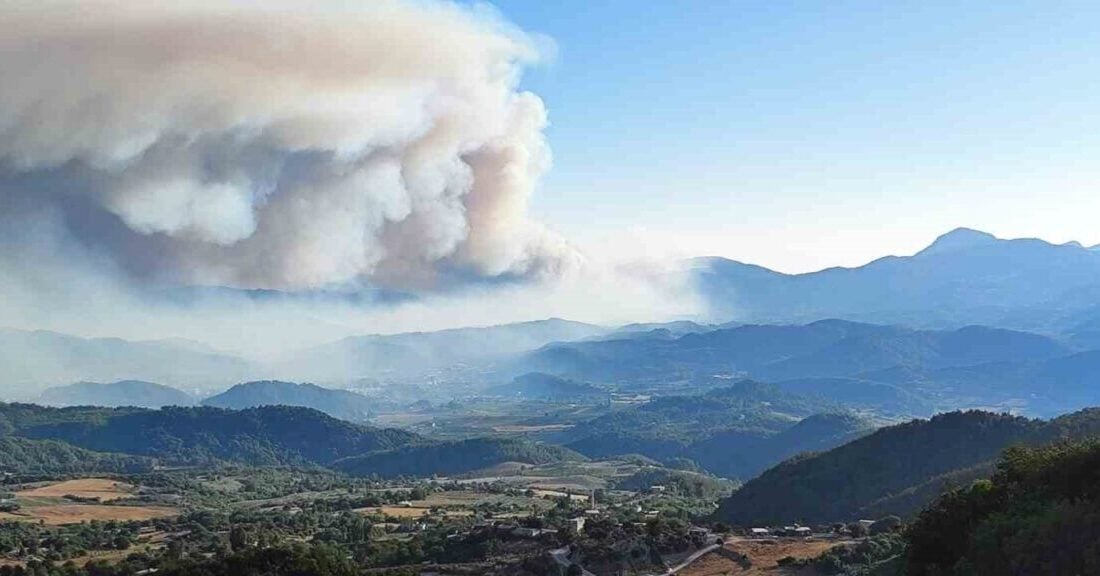 Hatay'ın Yayladağı ilçesine sıçrayan Suriye'deki orman yangını, havadan ve karadan