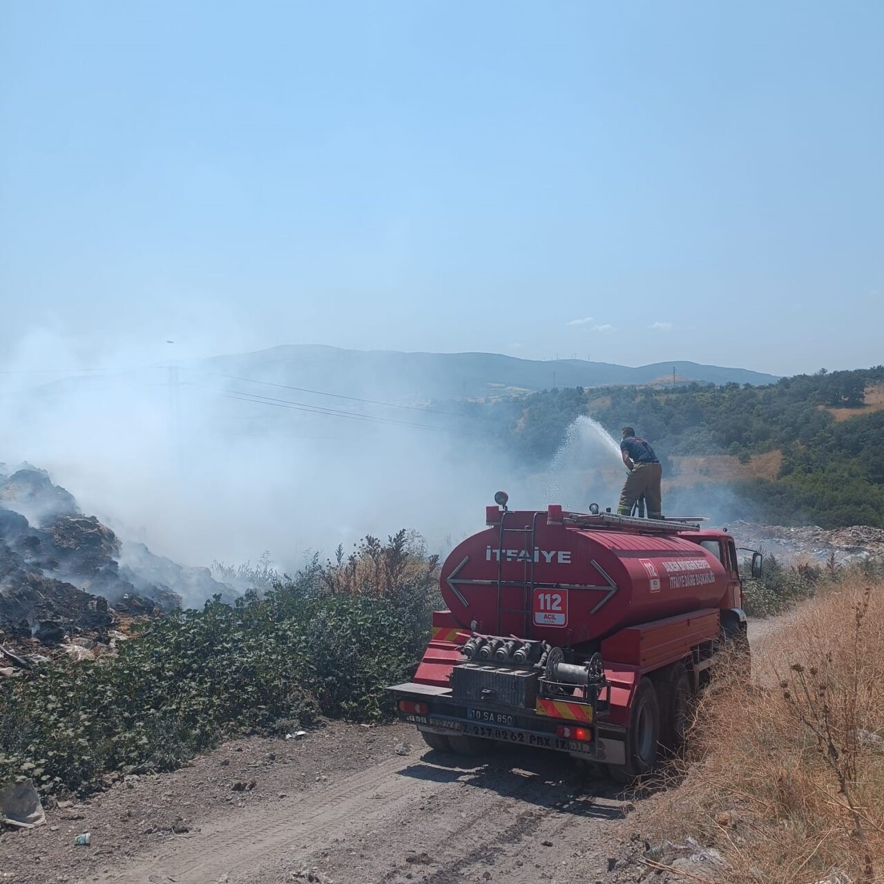 Balıkesir’in Susurluk ilçesindeki çöplükte çıkan yangın, itfaiye ekipleri tarafından kontrol