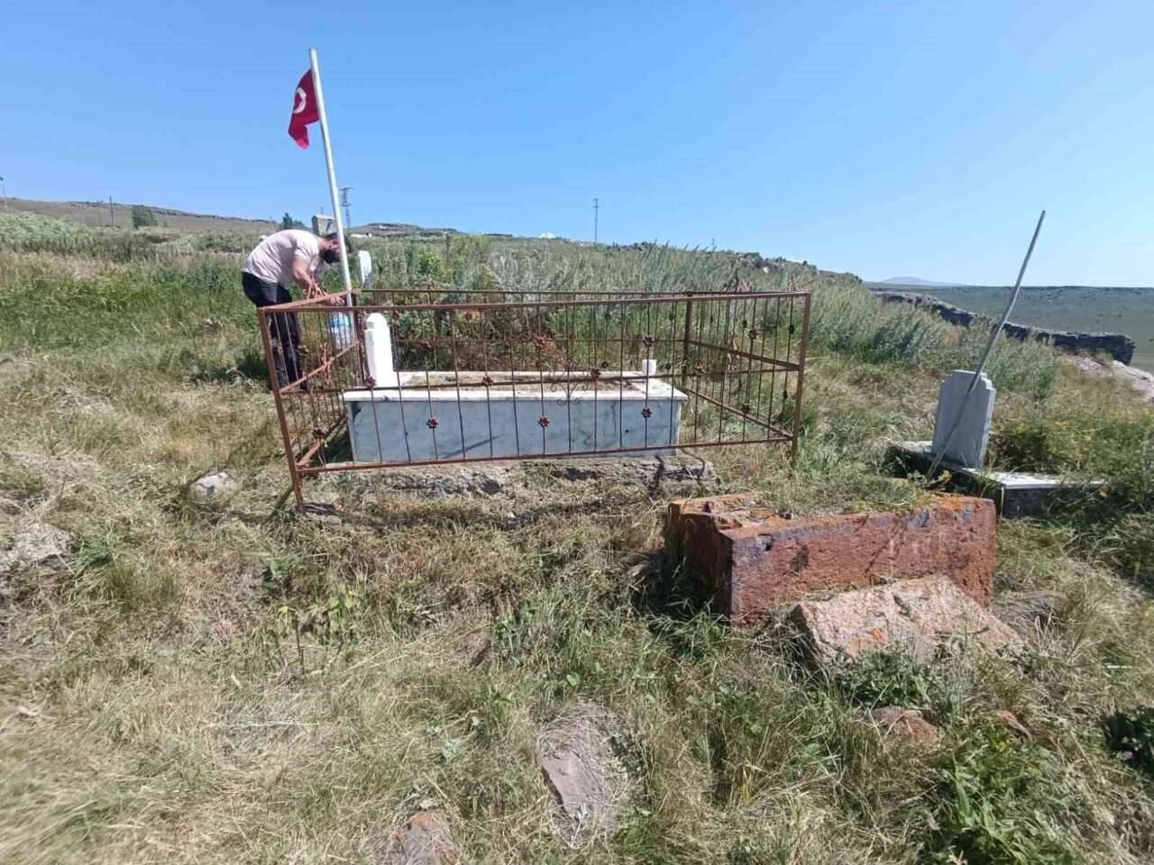 Susuz Kaymakamı Muhammet Emin Tutal, ilçedeki şehit mezarlarının bakımını yaptırarak