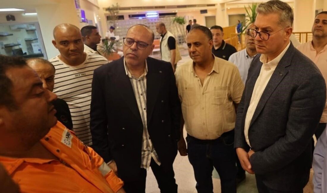 Suudi Arabistan'a ait "Admarine 12" sondaj gemisi, Süveyş Körfezi'nde alabora