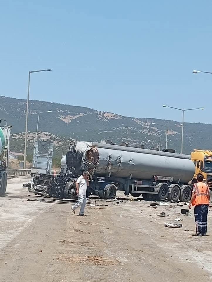 Tarsus-Adana-Gaziantep Otoyolu’nda boş yakıt tankeri ve karpuz yüklü kamyonun çarpışması