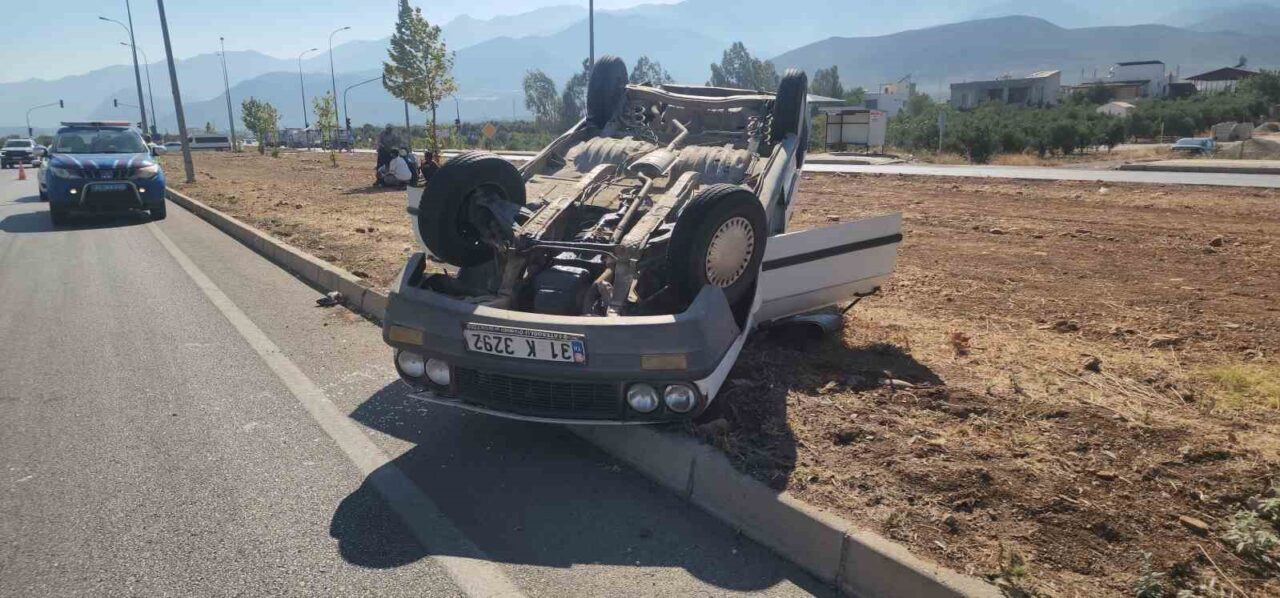 Hatay'ın Hassa ilçesinde, S.M.'nin kullandığı otomobil, M.Ö.'nün tırıyla çarpışarak takla