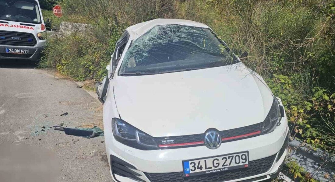 Bartın'da bir otomobil, virajı alamayarak yoldan çıktı ve uçuruma yuvarlanmaktan