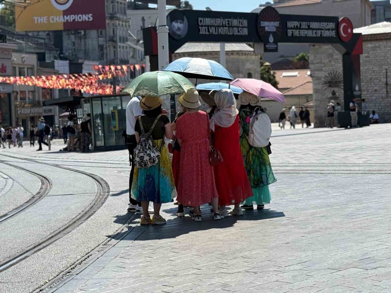 İstanbul'da artan sıcak hava, özellikle Taksim Meydanı'nda vatandaşları zor durumda