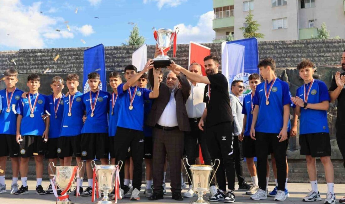 Talas Belediyespor, U14'ten sonra bu yıl U15 Türkiye Şampiyonu olarak