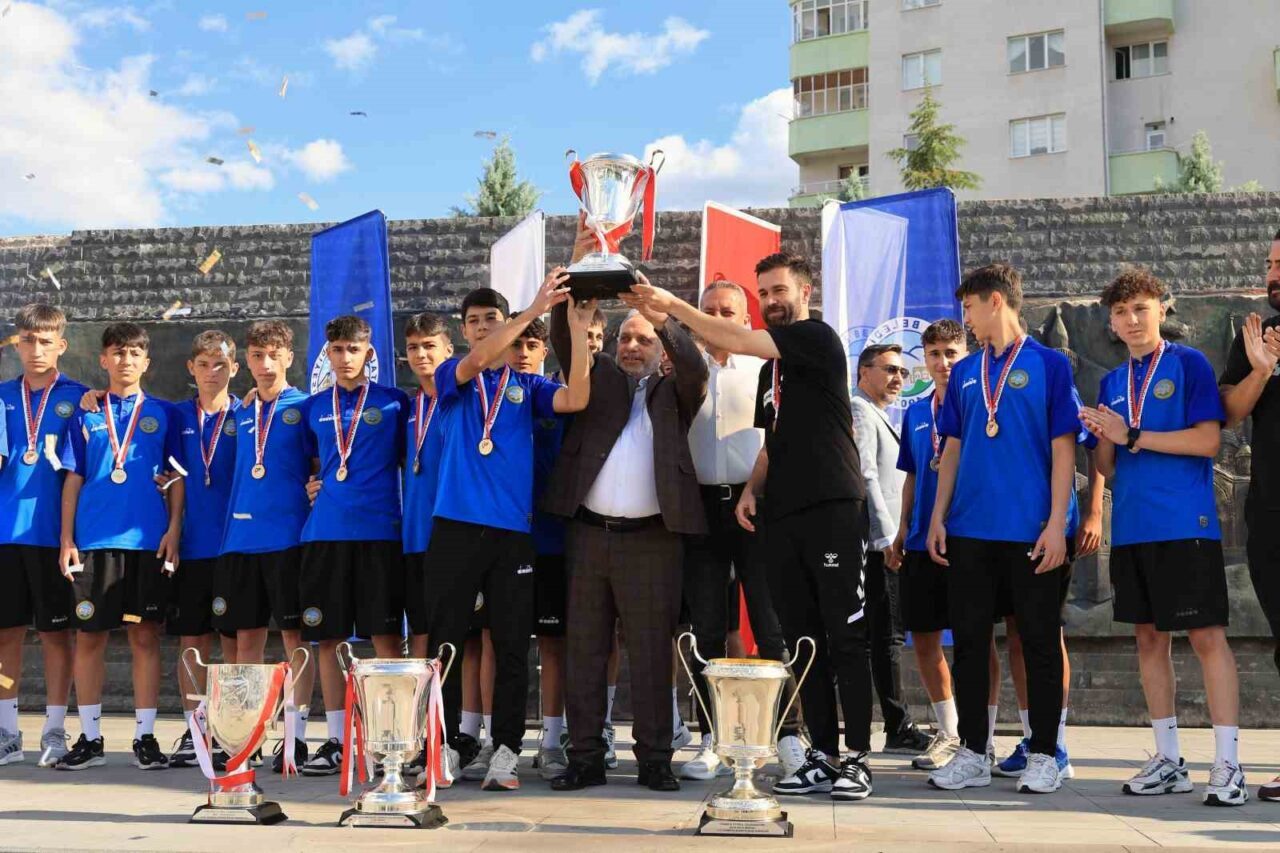 Talas Belediyespor, U14'ten sonra bu yıl U15 Türkiye Şampiyonu olarak