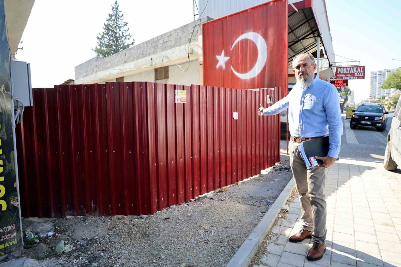 Adana'nın Yüreğir ilçesinde yaşayan Mehmet Kındık, tapulu arazisini trapez sacla
