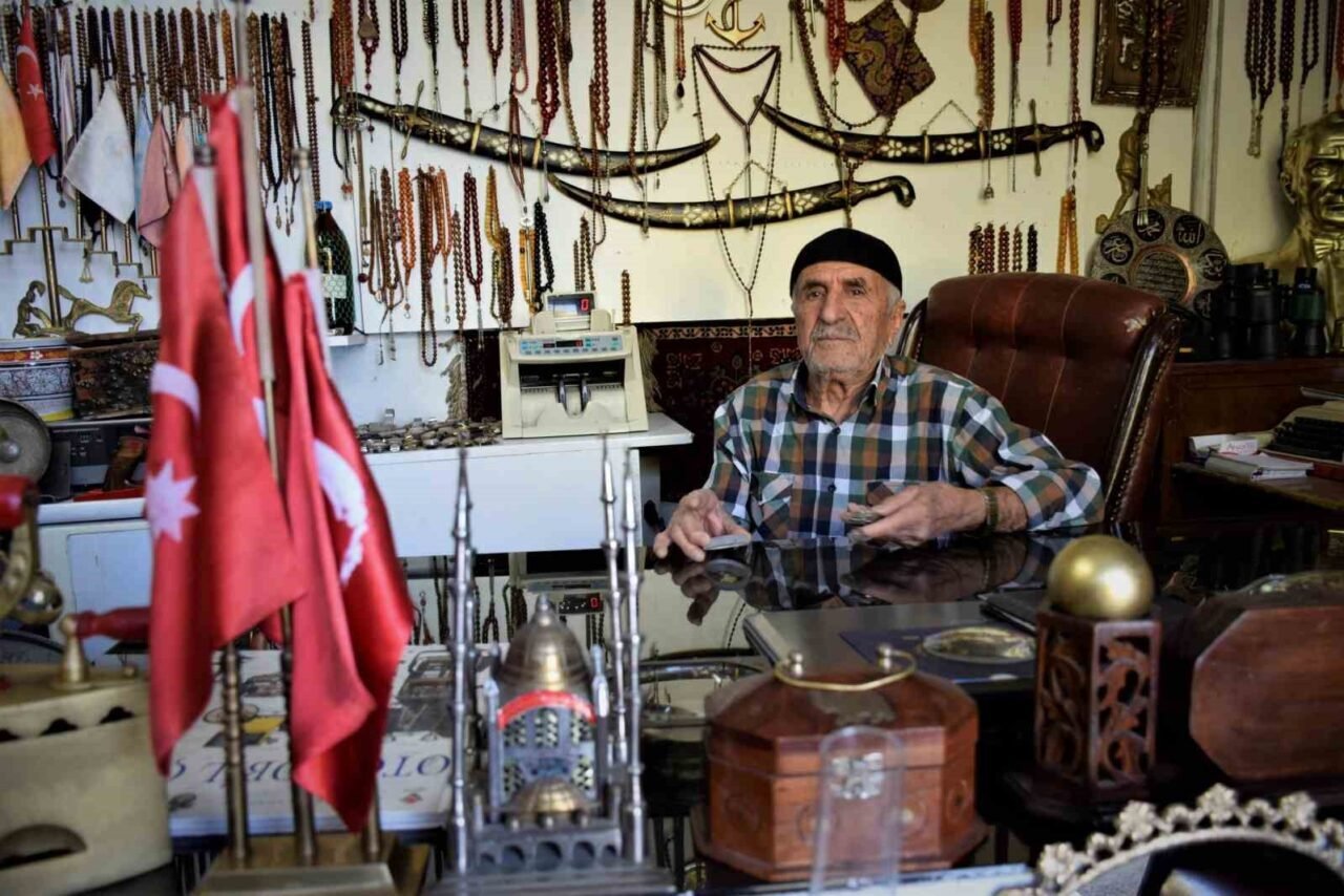 Elazığ'ın Palu ilçesinde yaşayan 85 yaşındaki Yaşar Bahçeci, "Eskici Yaşar"
