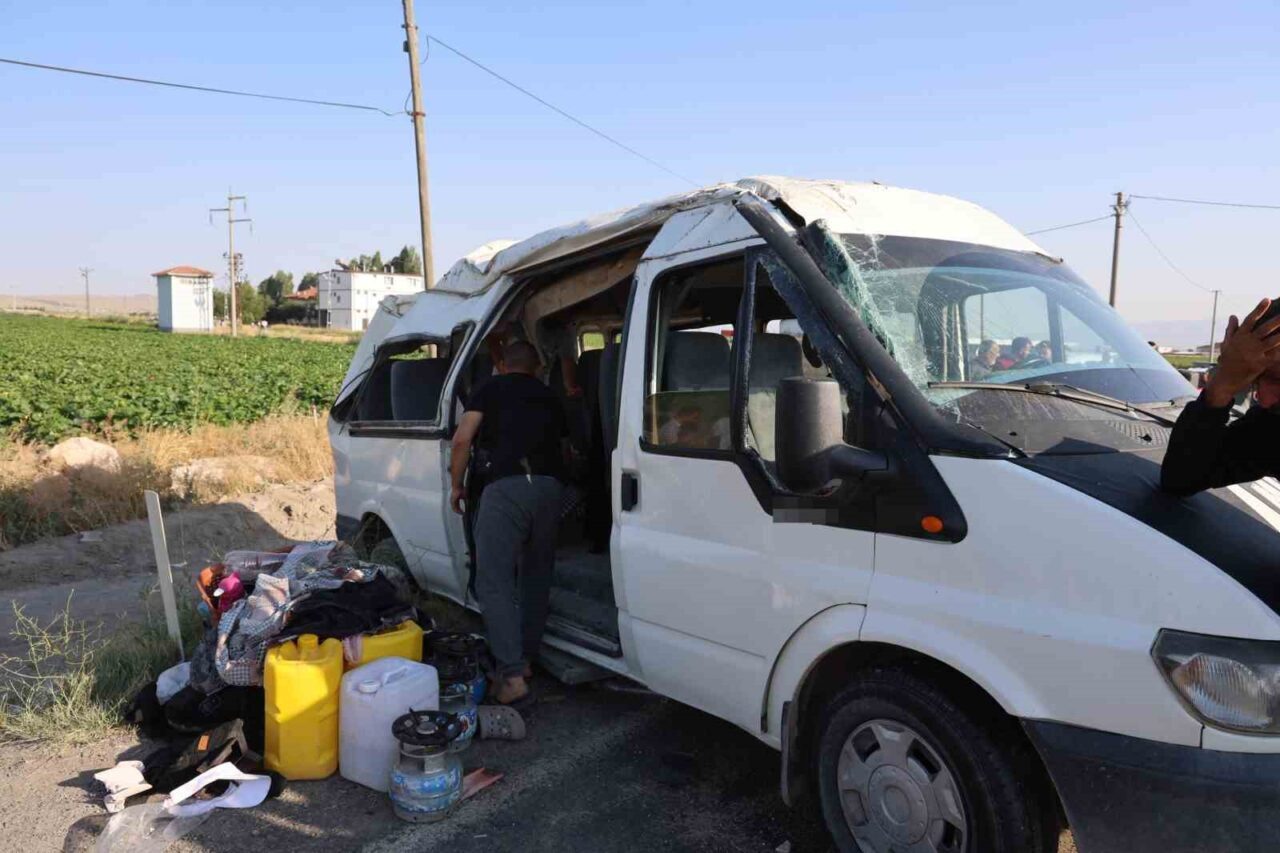 Nevşehir'in Derinkuyu ilçesinde, tarım işçilerini taşıyan A.A.E'nin minibüsü, A.A'nın kullandığı