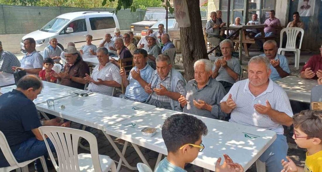 Mersin'in Tarsus ilçesindeki Ulaş Mahallesi, imece usulü düzenlenen ikinci aşure