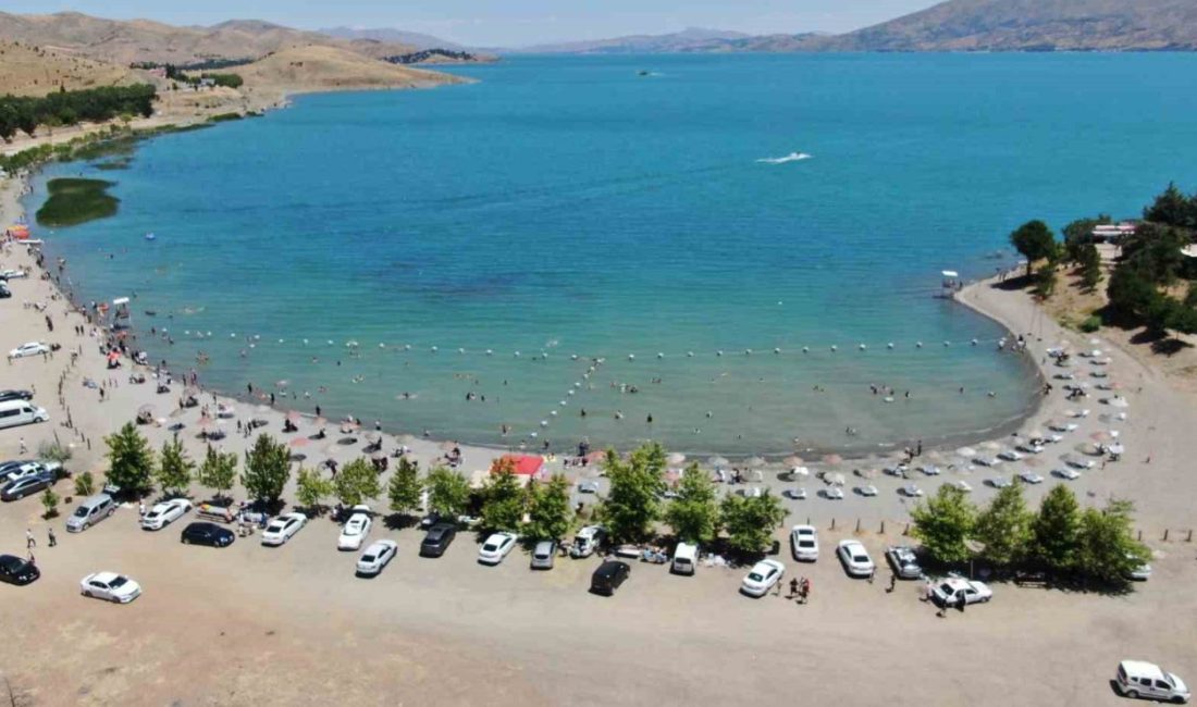 Elazığ'daki Hazar Gölü, çevre illerden gelen tatilcilerin ilgisini çekiyor. Doğu’nun