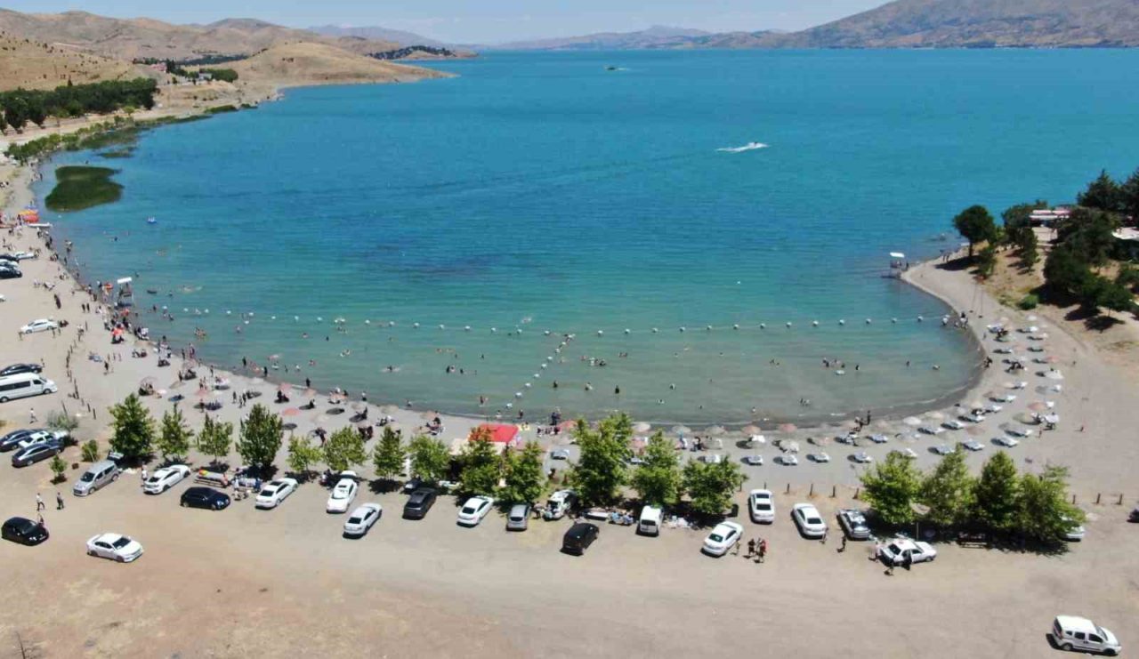 Elazığ'daki Hazar Gölü, çevre illerden gelen tatilcilerin ilgisini çekiyor. Doğu’nun