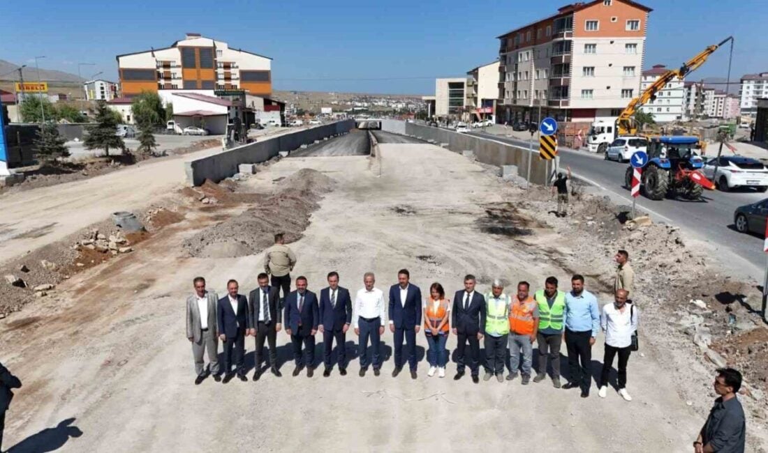 Bitlis'in Tatvan ilçesindeki Karşıyaka Kavşağı'nın yapımında incelemelerde bulunan Vali Ahmet