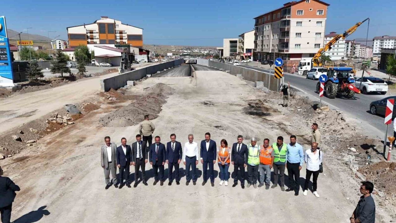 Bitlis'in Tatvan ilçesindeki Karşıyaka Kavşağı'nın yapımında incelemelerde bulunan Vali Ahmet