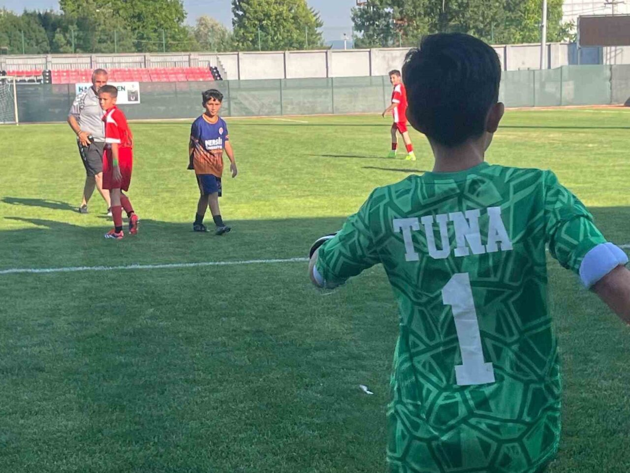Kütahya'nın Tavşanlı ilçesi, minik futbolcular için düzenlenen yedinci Geleneksel Erdemspor