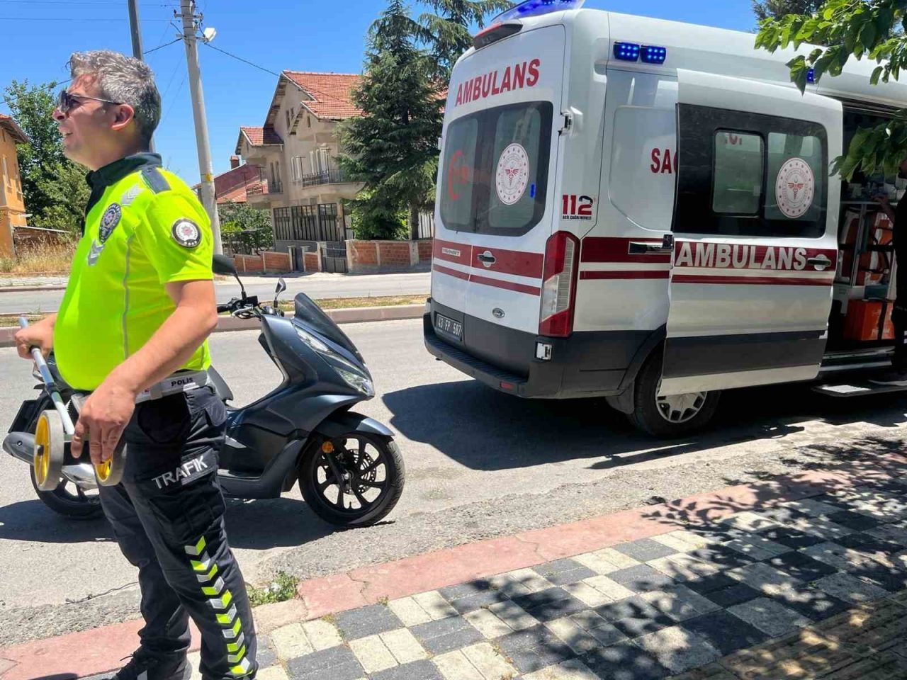 Kütahya'nın Tavşanlı ilçesinde elektrikli bisiklet ve motosikletin çarpıştığı kazada, motor