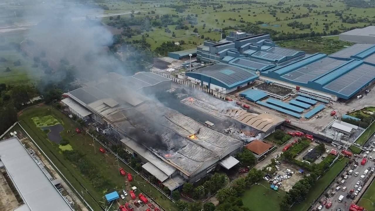 Tayland'ın Saraburi eyaletindeki bir kağıt fabrikasında meydana gelen yangında 8