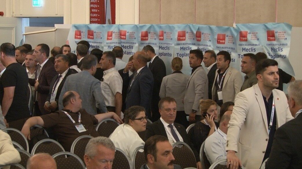 Mersin Büyükşehir Belediye Başkanı Vahap Seçer, 453 oy alarak Türkiye