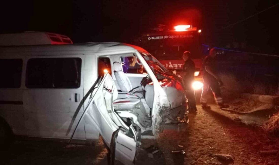 Balıkesir'in Burhaniye ilçesinde bir kamyonet, kontrolünü kaybederek elektrik direğine çarptı.
