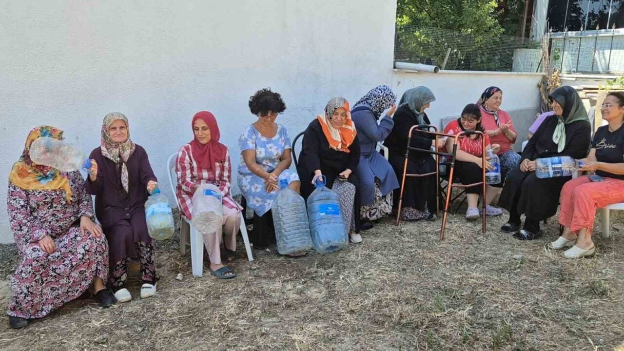 Tekirdağ'ın Marmaraereğlisi ilçesindeki Dereağzı Mahallesi'nde bir haftadır süren su kesintisi,