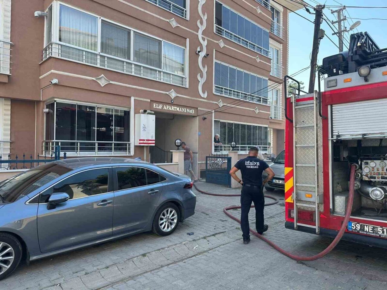 Tekirdağ'ın Muratlı ilçesinde bir apartmanın 3. katındaki dairede çıkan yangın,
