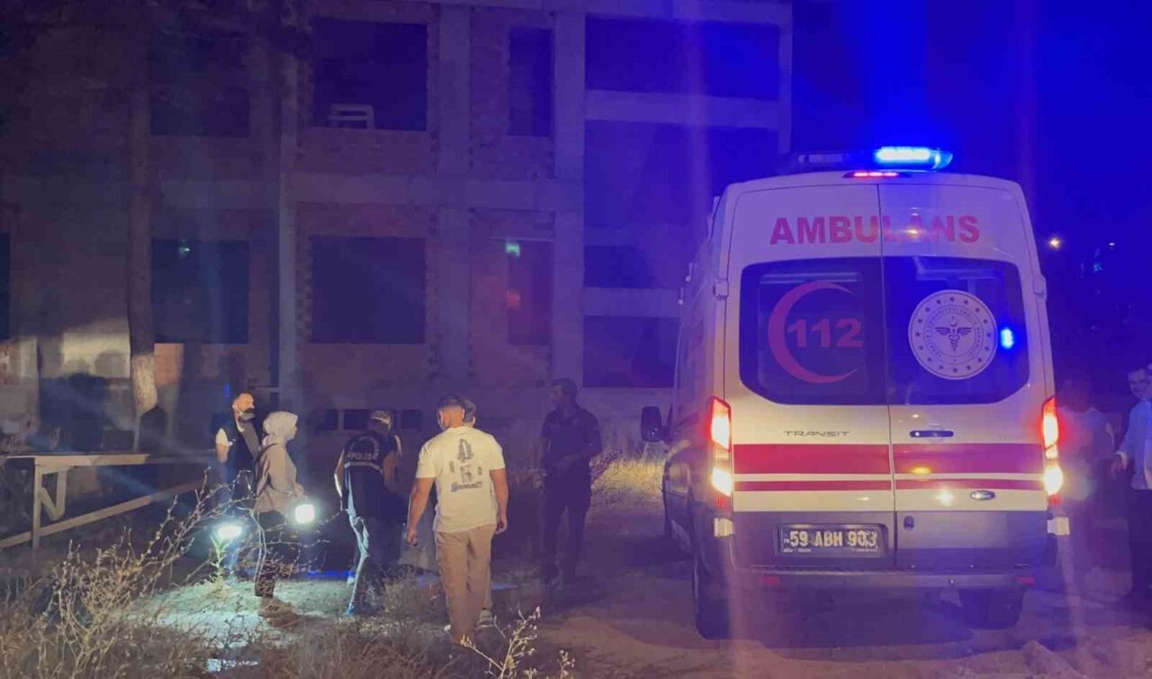 Tekirdağ'ın Çorlu ilçesindeki inşaat halindeki okulda bir erkek cesedi bulundu.
