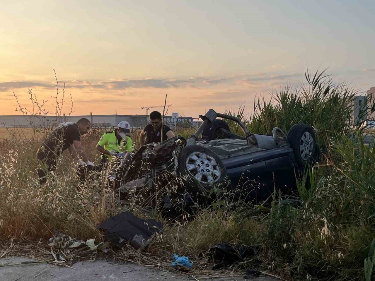 Tekirdağ'ın Ergene ilçesinde Gökhan Şahin'in kullandığı otomobil, menfeze çarpıp takla