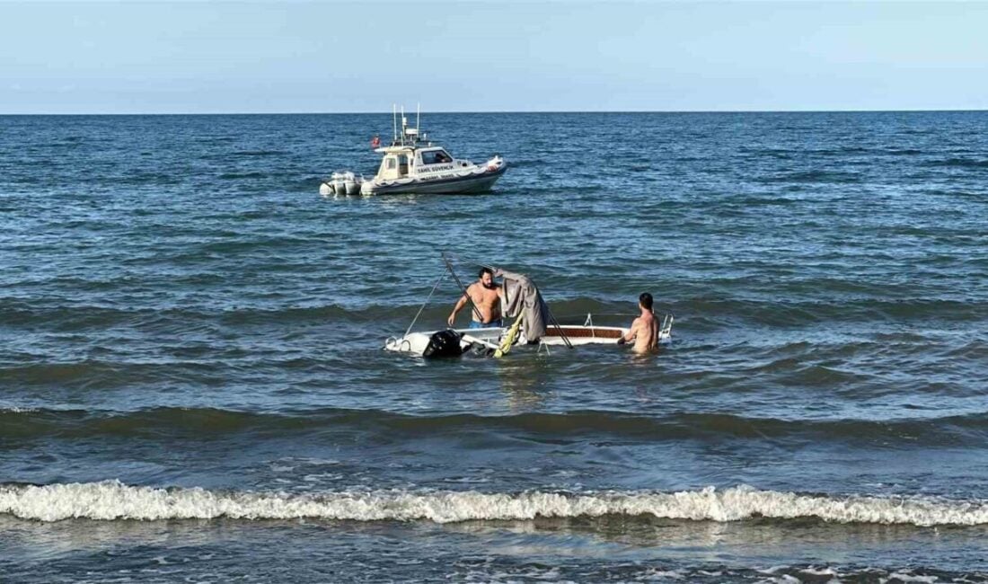 Samsun'un Atakum ilçesinde bir tekne alabora oldu. Beş kişi denize