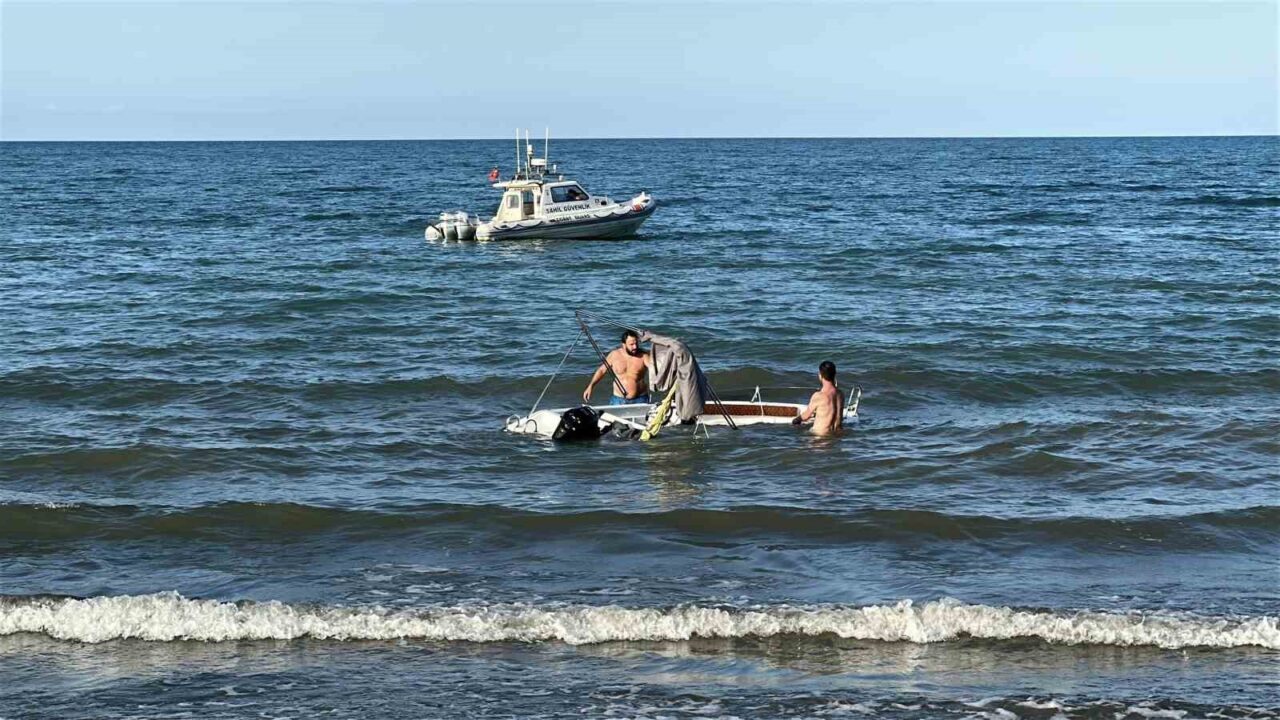 Samsun'un Atakum ilçesinde bir tekne alabora oldu. Beş kişi denize