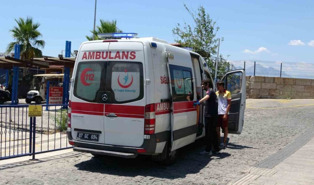 Antalya'da tatil yapan Rus turist Oleg Khorikov, tekne turu sırasında