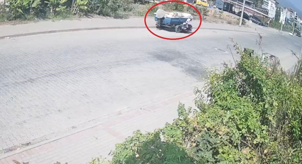 Antalya'nın Gazipaşa ilçesinde 17 yaşındaki A.A., motosikletiyle park halindeki römorka
