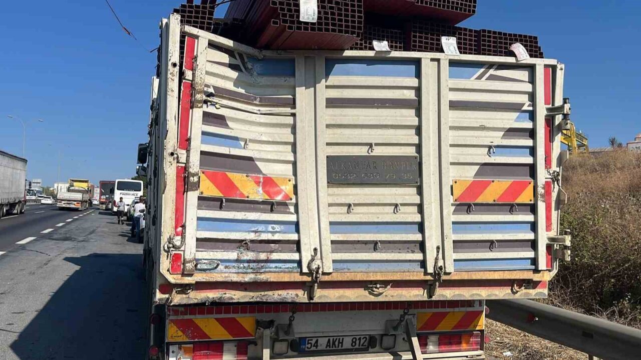 TEM Otoyolu'nda şehirlerarası yolcu otobüsü, kamyona çarparak 7 kişinin yaralanmasına