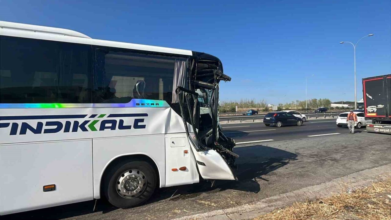 Kocaeli'de TEM Otoyolu'ndaki kazada yolcu otobüsünün kamyona çarpması sonucu ağır
