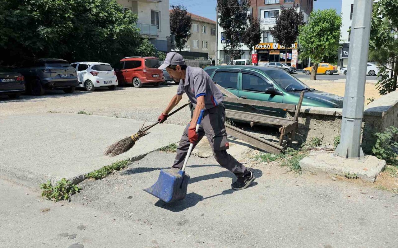 Düzce Belediyesi Temizlik İşleri Müdürlüğü'nde çalışan Ahmet Otlu (57), temizlik
