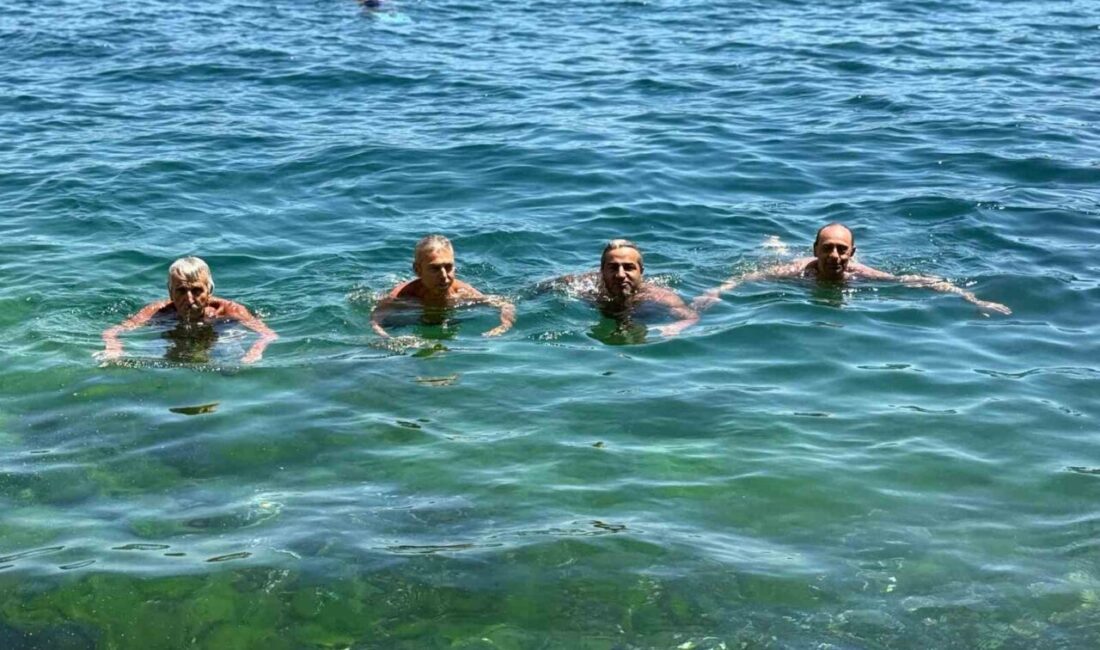 İstanbul’da sıcaklık 36 dereceye ulaşırken, vatandaşlar Beşiktaş'ta denize girerek serinledi.