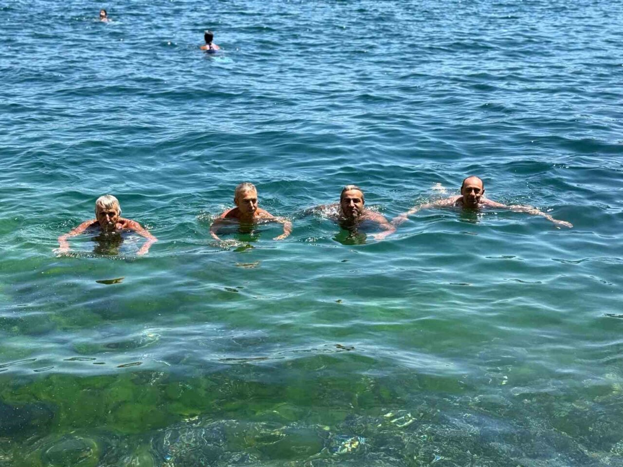 İstanbul’da sıcaklık 36 dereceye ulaşırken, vatandaşlar Beşiktaş'ta denize girerek serinledi.