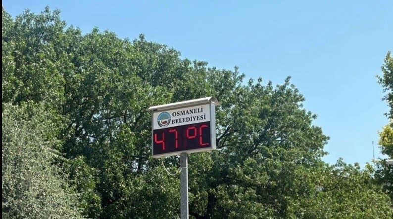 Bilecik'in Osmaneli ilçesinde hava sıcaklığı 47 dereceye ulaştı. Aşırı sıcaklar