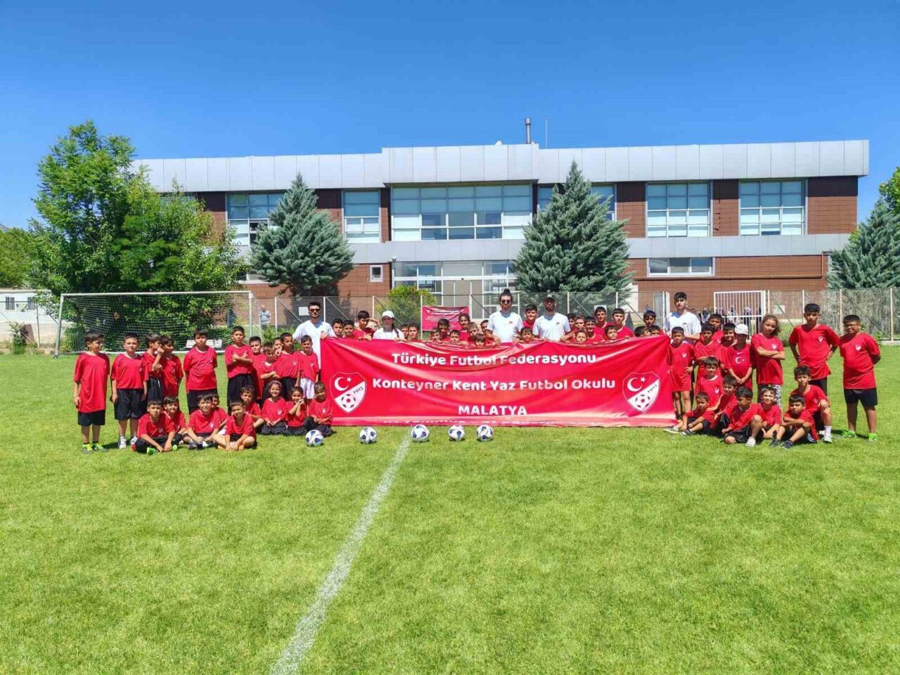 Türkiye Futbol Federasyonu, Malatya'da konteyner evlerde yaşayan 6-12 yaş arası