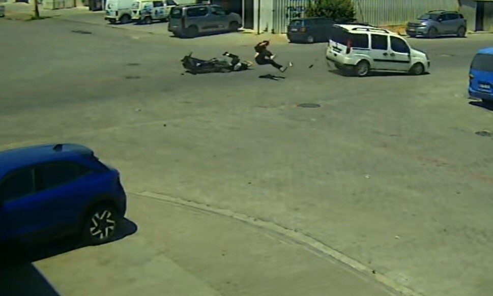Aydın'ın Efeler ilçesinde motosiklet ile ticari aracın çarpışması sonucu 17
