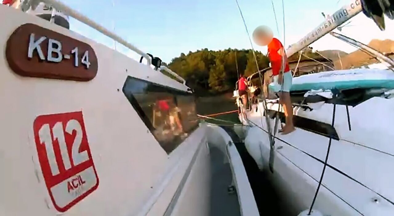 Muğla'nın Marmaris ilçesinde bir ticari yatın içindeki vatandaş yaralanınca, Sahil