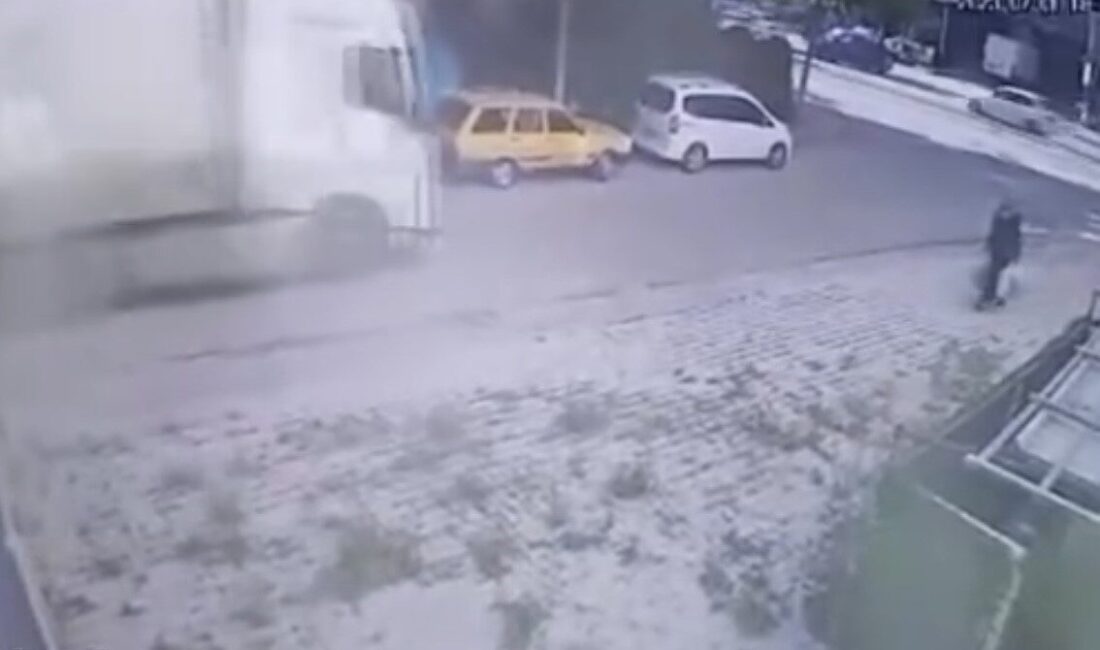 Elazığ’ın Sürsürü Mahallesi'nde, dönüş yapan bir tır, park halindeki hafif