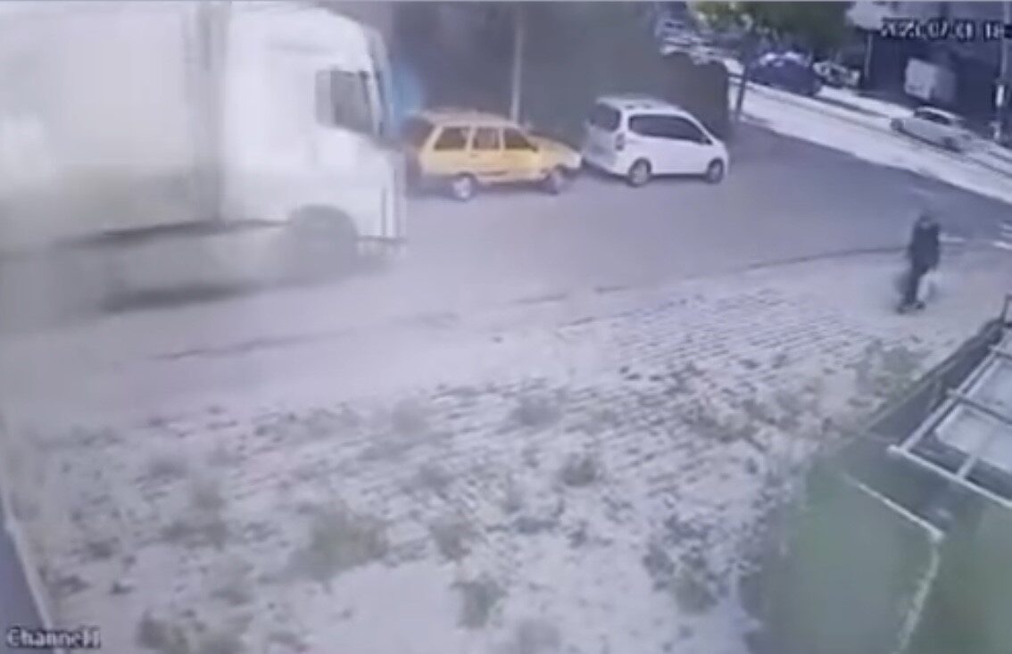 Elazığ’ın Sürsürü Mahallesi'nde, dönüş yapan bir tır, park halindeki hafif
